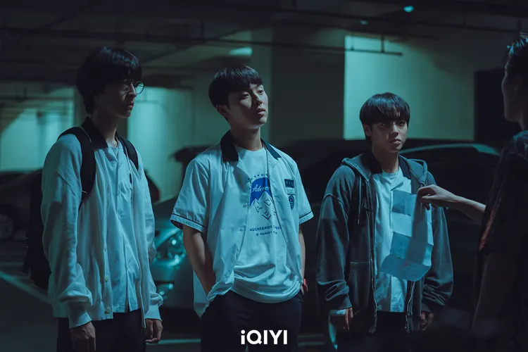 洪慶（左起）、崔顯旭、朴志訓劇中一起對抗校園暴力。愛奇藝國際站提供