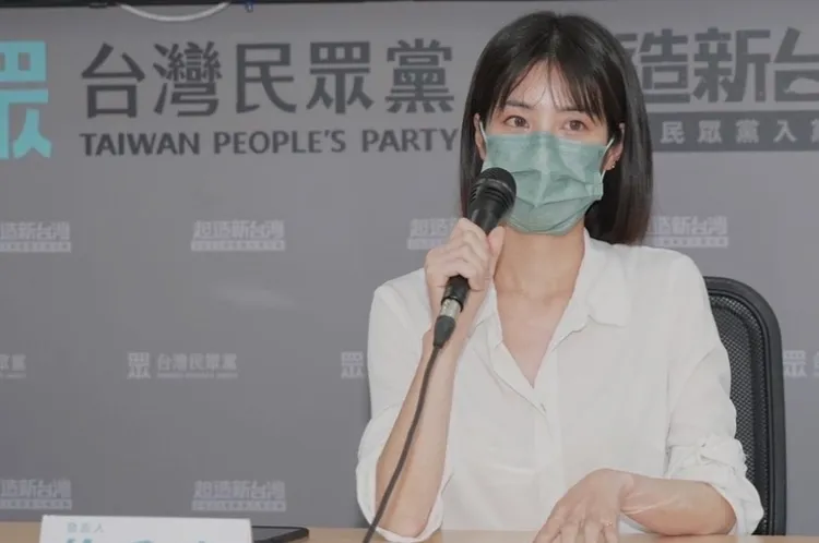 徐千晴一開始擔任國民黨新北市議員葉元之助理，之後又到民眾黨擔任立法院黨團法案助理、民眾黨發言人。翻攝自徐千晴臉書