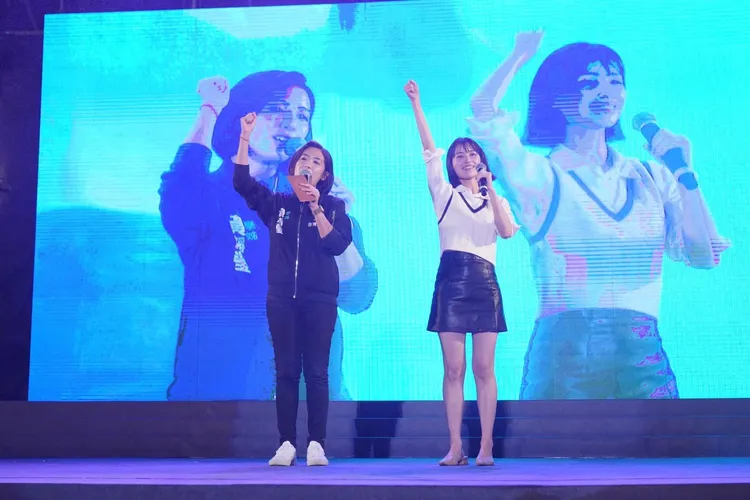 徐千晴擠下學姐黃瀞瑩，被封為「民眾黨第一美女」，但她本人也十分欣賞學姐的從容幹練。翻攝自徐千晴臉書