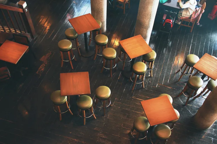 星巴克漢中門市內部挑高的天井，不論在任何角落都可以俯看或仰望不同的景物。業者提供