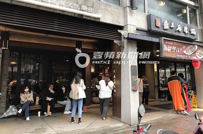 韓國人氣天團SJ成員始源，下飛機直奔鼎王麻辣鍋，10幾名粉絲聞風而來，為睹偶像風采。特勤中心攝