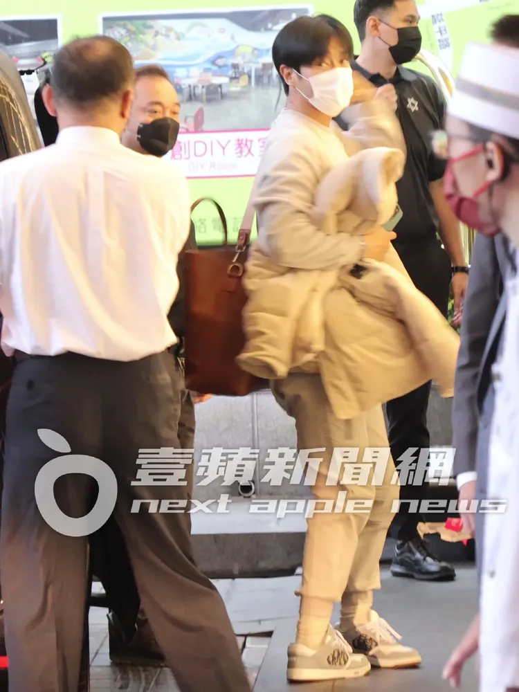 韓國天團Super Junior成員始源（右）拿著iPhone手機，走下賓士保母車，回到晶華酒店。特勤中心攝