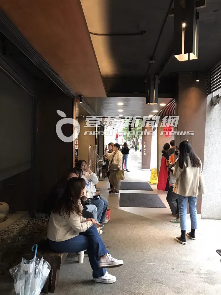 韓國人氣天團Super Junior成員始源，在光復北路上的鼎王麻辣鍋用餐，10幾名粉絲在外等候。特勤中心攝