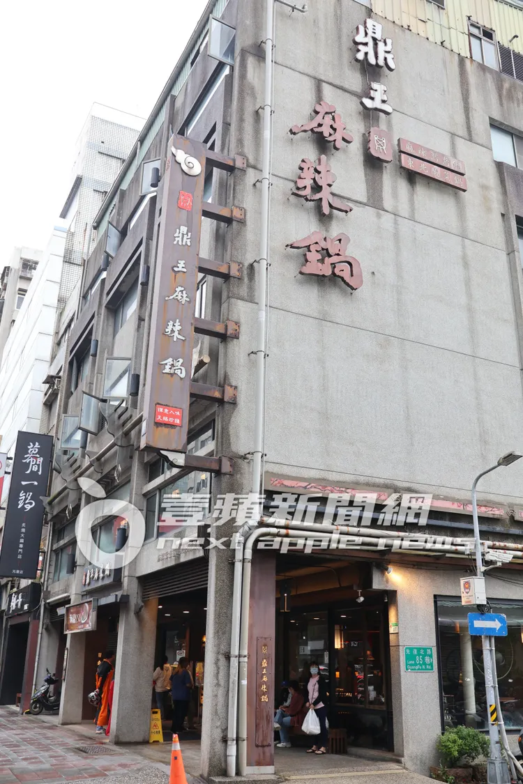 韓國天團Super Junior來台開唱，始源一下飛機就直奔位於光復北路上的鼎王麻辣火鍋餐廳打牙祭。特勤中心攝