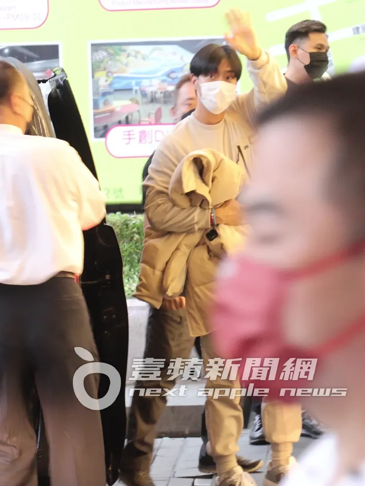 韓國天團Super Junior始源（右）抵台後，先去鼎王吃麻辣火鍋，最後回到下榻的晶華酒店。特勤中心攝