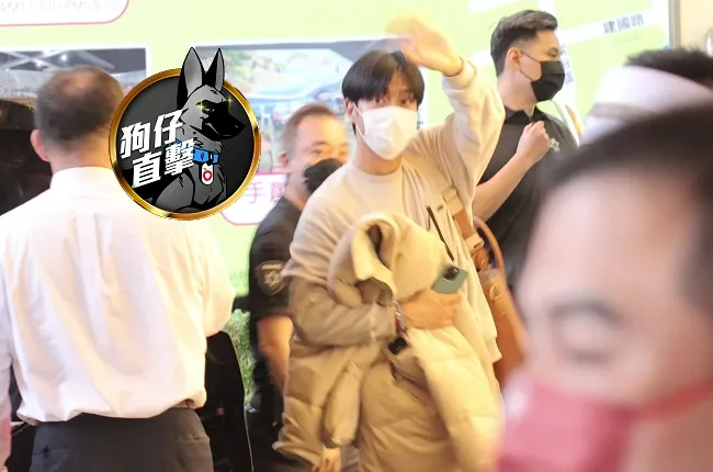 韓國天團Super Junior成員始源（中）率先抵台，手拿iPhone降落桃園機場，直奔鼎王嗑麻辣鍋，再回晶華酒店。特勤中心攝