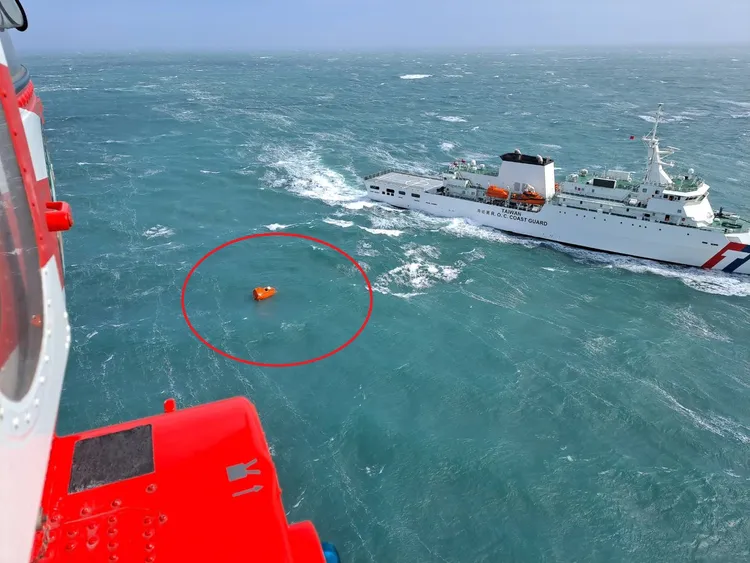 空勤總隊救援直升機，上午在澎湖外海發現疑似沉沒貨輪逃生的救生艇。空勤總隊提供