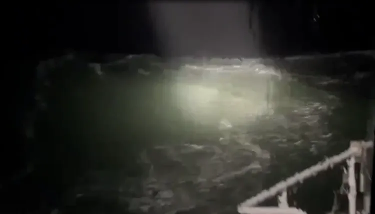 海巡及空勤總隊冒著惡劣海象漏夜執行搜尋。海巡署提供