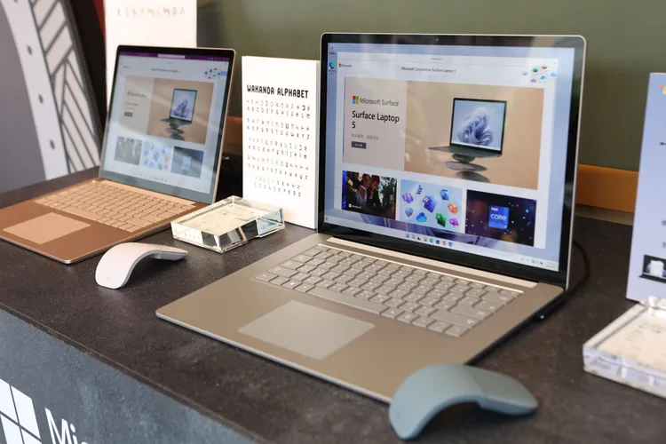 消費者透過「瓦干達宣言翻譯」體驗到 Surface Laptop 5 精巧的鍵盤手感。翁玉信攝