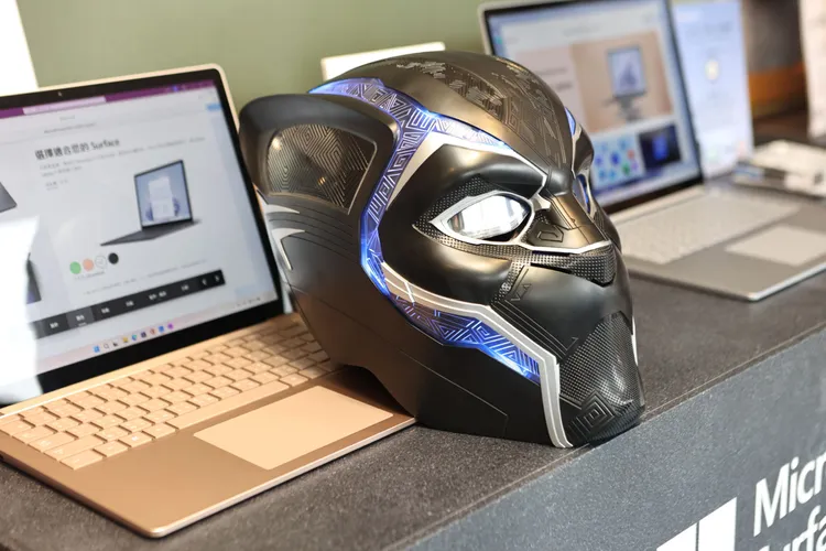 Surface舞台車，提供免費體驗新產品功能還能打卡拍照。翁玉信攝
