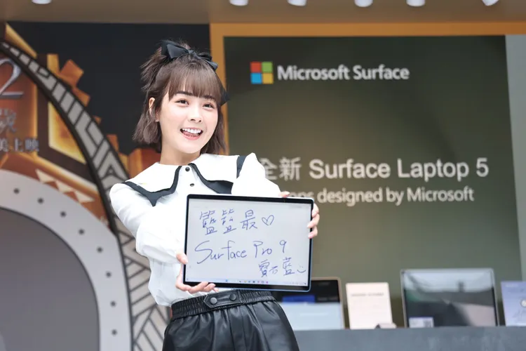 Surface Pro 9 搭配 Surface 第 2 代超薄手寫筆，具流暢書寫功能。翁玉信攝