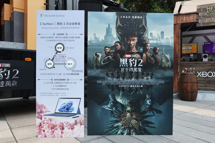 到現場買新品送電影票。翁玉信攝