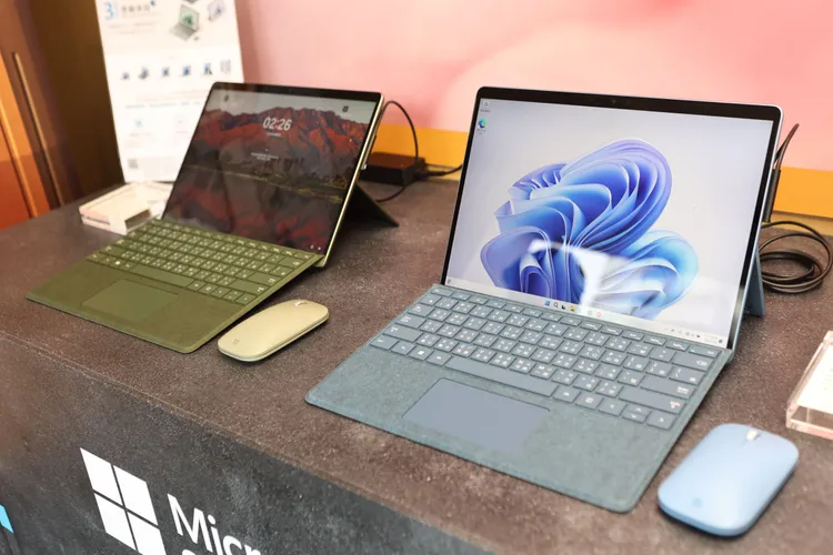 Surface Pro 9有森林綠及寶石藍兩新 色。翁玉信攝
