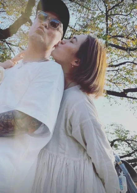 王棠云（右）賞楓時甜蜜啾咪余文樂。翻攝王棠云IG