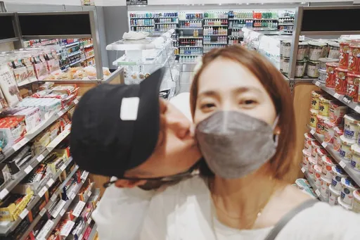 余文樂日本便利商店襲吻辣妻 王棠云祝壽嬌嗔「第2天已累成狗」