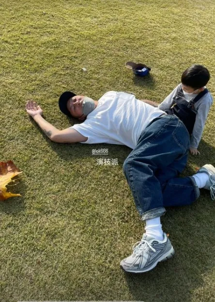 余文樂（左）躺在草地上當兒子Cody的大玩偶。翻攝王棠云IG