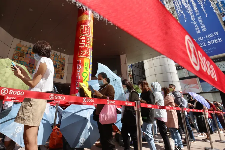 不少民眾頭頂烈日排隊等入場。林林攝