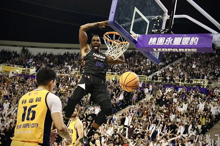 霍华德上周六首秀收视破纪录。   林林摄