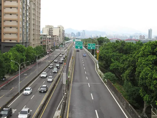 險象環生!男子深夜誤闖水源快速道路 北市警護送至安全處並聯繫家屬帶返家