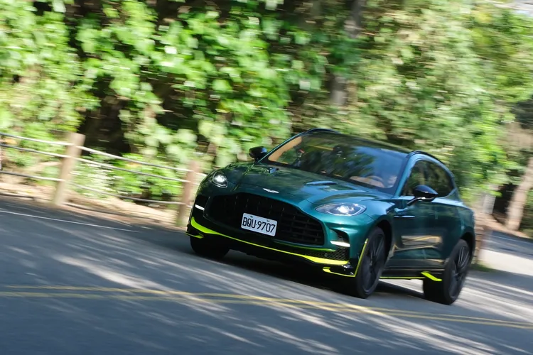 DBX707的直線加速感受相當震撼，但強悍力量卻很受控。陳志淵攝