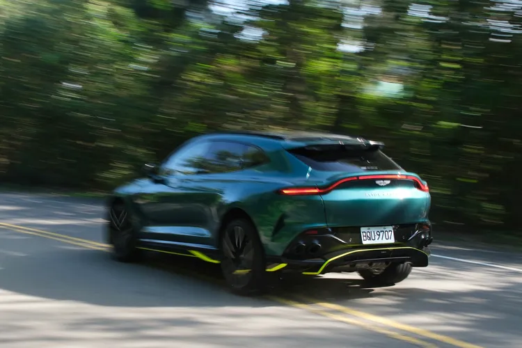 DBX707可能不是當今操控最犀利、最強悍的超級SUV，卻是最有駕駛韻味的一台。陳志淵攝