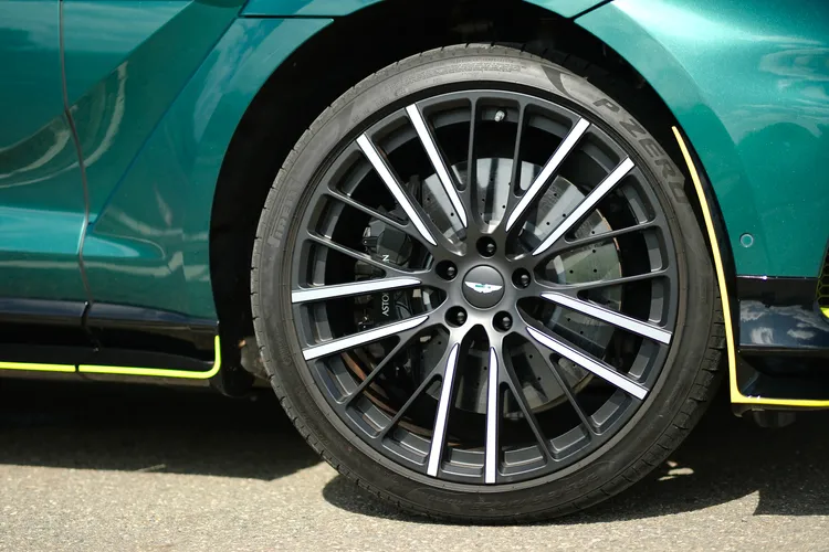 標配大幅強化的陶瓷碳纖維煞車，制動感紮實而漸進。陳志淵攝。