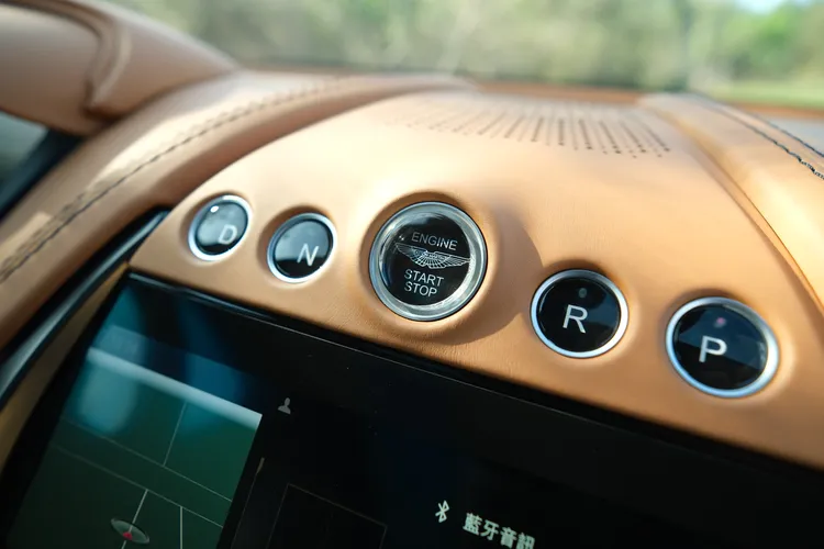 採用濕式離合器的九速手自排，與飽滿動力可謂天作之合。陳志淵攝