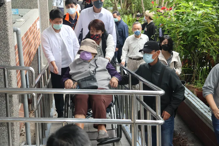 黃珊珊推著媽媽去投票，上坡時調皮地說媽媽該減肥了。彭欣偉攝