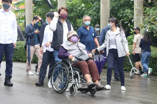 黃珊珊親推媽媽輪椅去投票　開票前做這些事很日常
