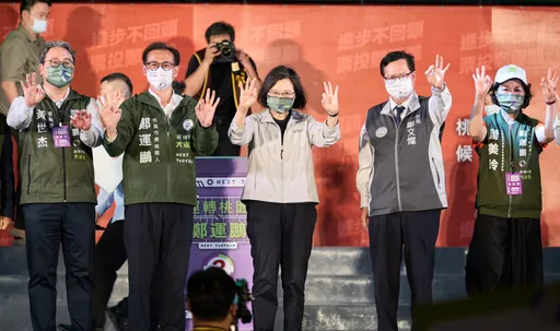 影片曝光｜蔡英文為鄭運鵬站台！人擠人「滑出一把槍」　總統府回應了