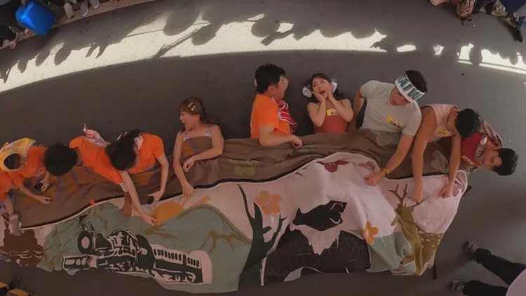 胡瓜（中）趁機撩妹。民視提供