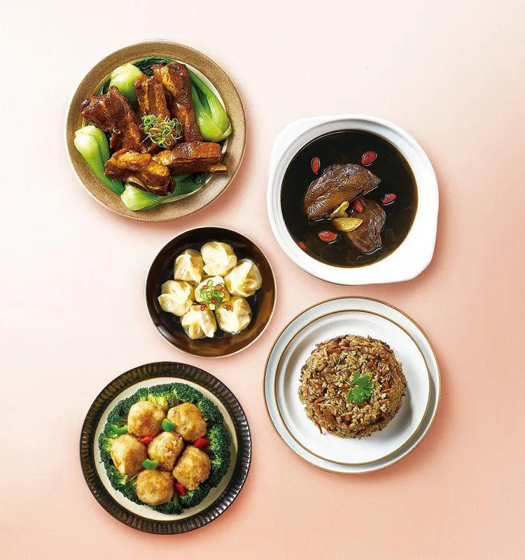 米其林必比登推薦餐廳精選年菜組，售價2100元。含博仁堂十全大補湯、沁園春無錫肉骨頭、滬舍餘味鮮肉餃子、祥和蔬食松露油飯、府城食府蛋黃八寶丸。