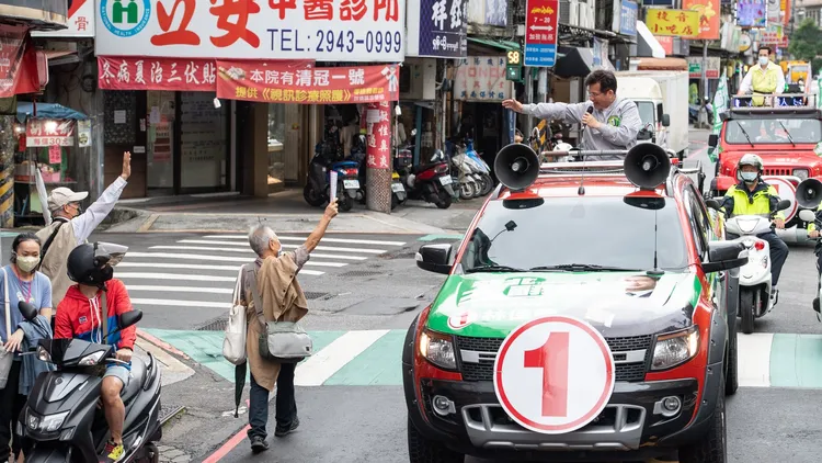 民眾熱情回應進行車隊掃街的林佳龍。林佳龍競辦提供