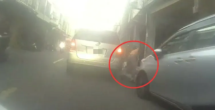 陳姓老翁（紅圈處）被劉男的汽車擦撞後跌倒。讀者提供