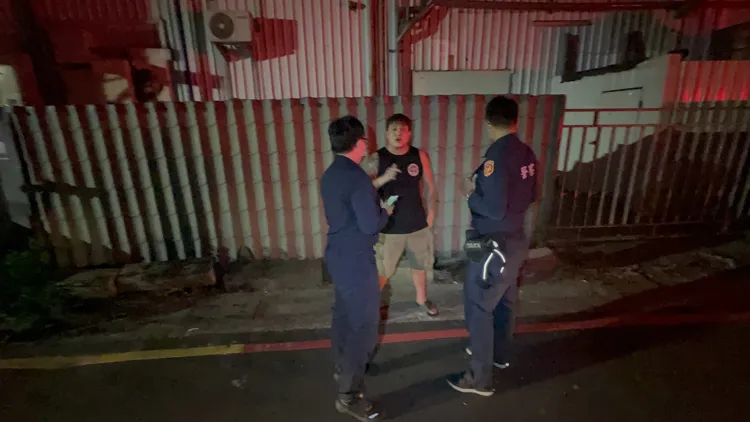 涉嫌砸車男子數度出言嗆警。侯昌騰攝
