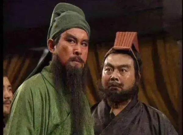 在94年版《三國演義》飾演關羽的陸樹銘（左）、飾演張飛的李靖飛本月先後離世。翻攝當年秦淮月微博