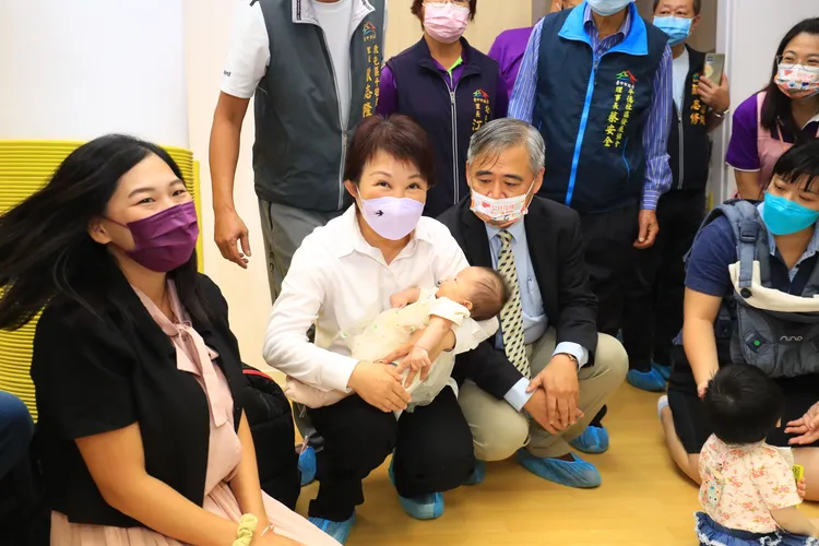 盧秀燕上午出席北屯平德托嬰中心與北屯東峰兒運中心開幕記者會。台中市政府提供