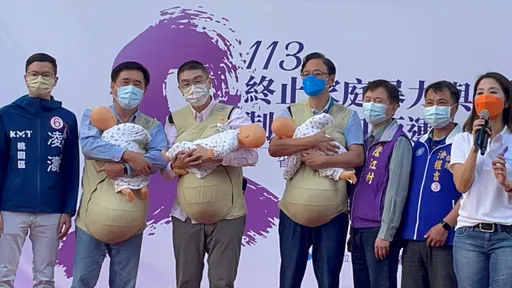 張善政中壢合體謝國樑、郝龍斌 扮孕婦為嬰兒包尿布、穿衣