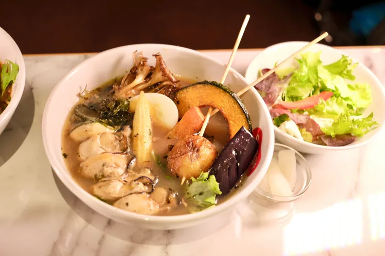 廣島牡蠣北海道風味湯咖哩450元。陳志淵攝