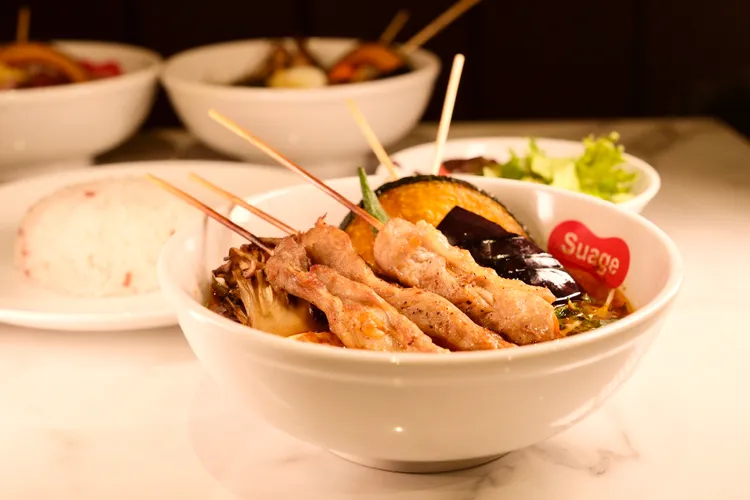 串烤小腰肌麻辣湯咖哩售價360元。陳志淵攝