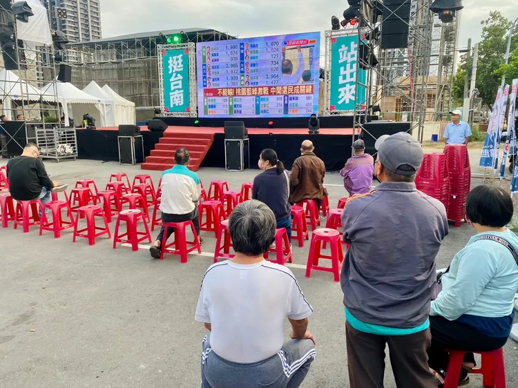 下午4點開票後，黃偉哲總部漸漸聚集有民眾聚集。王志弘攝