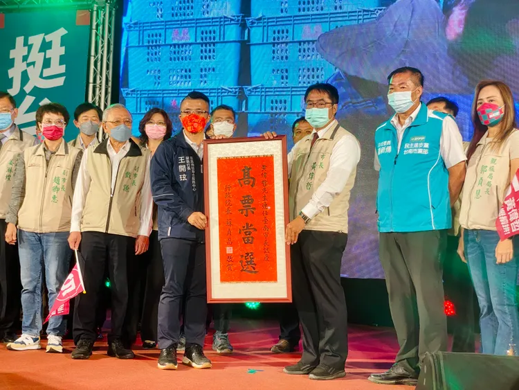 行政院長蘇貞昌代表送上匾額恭賀當選連任。王志弘攝