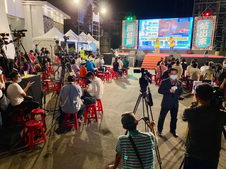 入夜後黃偉哲票數逐漸拉開，支持者也露出笑顏。王志弘攝