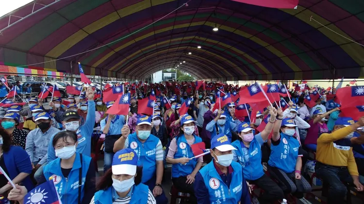 鍾東錦選舉期間造勢活動，人氣旺。資料照片