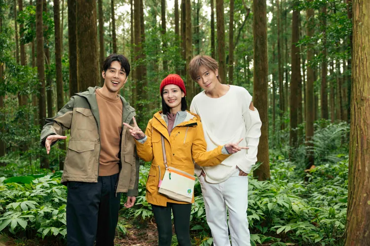 羅志祥（右起）探班，與吳子霏、胡宇威合照。華納音樂提供