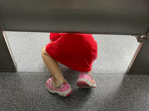 人妻在好市多如廁!驚「上到一半小孩爬走了」 釣出一票家長苦笑