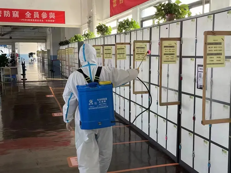 工作人員在廠區消毒。翻攝《河南日報》