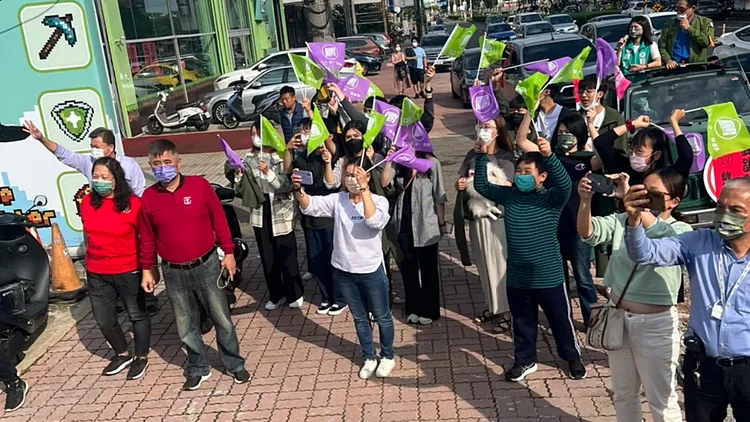 鄭運鵬謝票有不少支持者歡迎。民眾提供