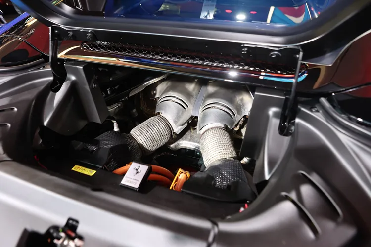 引擎蓋改採透明設計，從外仍可欣賞置放於內的V6引擎。翁玉信攝