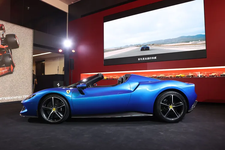 296 GTS是第一款裝載V6油電動力的躍馬敞篷超跑。翁玉信攝